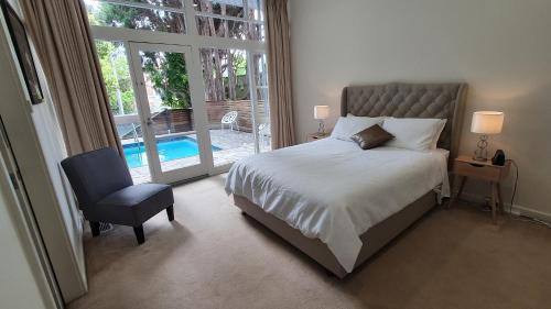 Säng eller sängar i ett rum på Toorak Luxury Living