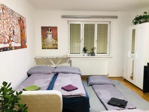 1 dormitorio con 2 camas y ventana en Feel The Klimt No2 near Vienna Main Train Station- Wien Hbf, en Viena