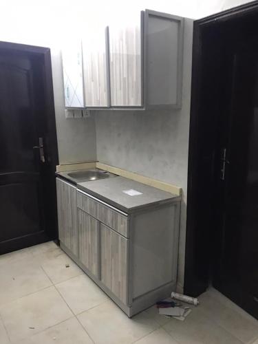 an unfinished kitchen with a counter in the middle at Masaken alkenan in Yanbu