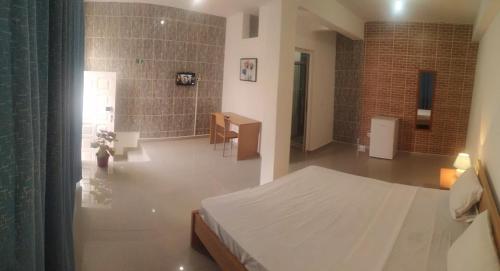 a bedroom with a bed in a room at Plateau Bedroom & Chambre - Praia Center 1 in Praia