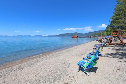 - une plage avec un bouquet de chaises dans l'établissement Fairway Townhouses, à Incline Village