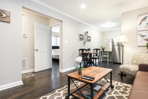 Posezení v ubytování Stylish OneBedroom in Popular Virginia Highland