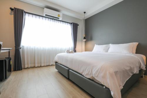 Postel nebo postele na pokoji v ubytování Get GuestHouse 2 ( Sangsri soi 4)