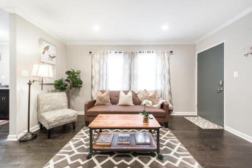 Posezení v ubytování Stylish OneBedroom in Popular Virginia Highland