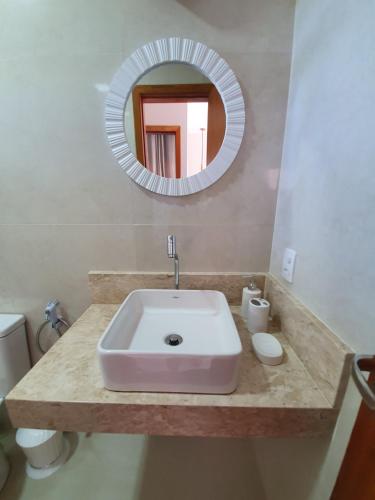 y baño con lavabo y espejo. en Rota da Praia II, en Barra Grande
