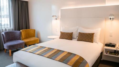Postel nebo postele na pokoji v ubytování Scenic Hotel Marlborough