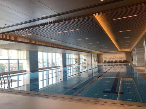 Bazén v ubytování Yuyao Bright hotel nebo v jeho okolí