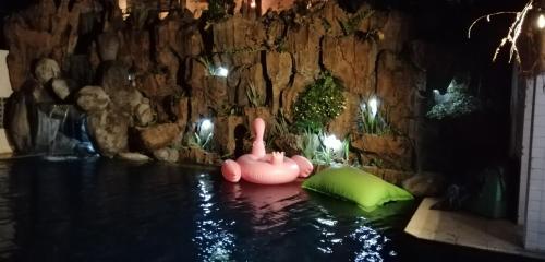 Taman di luar Binaria Museum Hotel