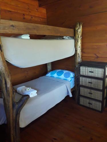 um quarto com um beliche num camarote em La Lucinda - Campo y mar em Chapadmalal