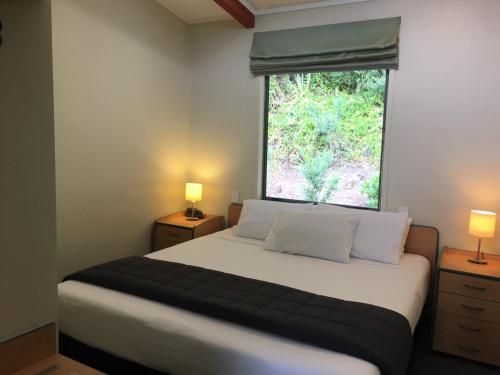 Un pat sau paturi într-o cameră la Bay of Islands Gateway Motel & Apartments