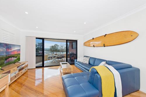 Un lugar para sentarse en Adrift at Dolphin Cove Apt 5 - riverfront modern