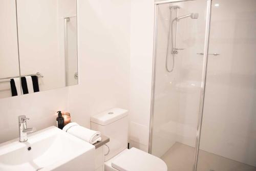 Acacia Villa في نوسا هيدز: حمام مع دش ومرحاض ومغسلة