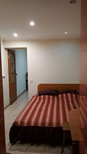 een slaapkamer met een groot bed in een kamer bij частный дом, отдельный вход и двор in Tsjerkasi