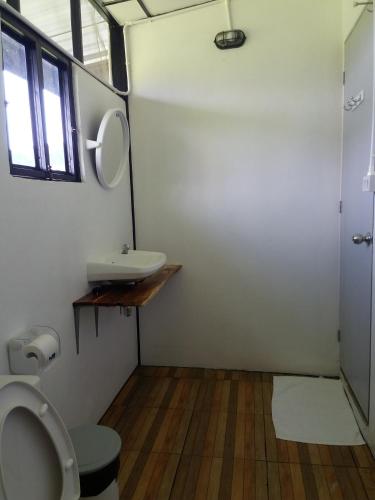 a bathroom with a toilet and a sink at Him doy muang pan resort ฮิมดอยเมืองปานรีสอร์ท in Ban Sop Pan