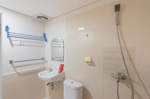 Kamar mandi di RedDoorz Plus near Sepinggan Airport 3 Balikpapan