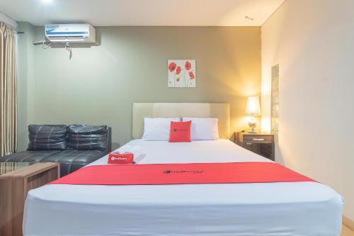 Postel nebo postele na pokoji v ubytování RedDoorz Plus near Sepinggan Airport 3 Balikpapan