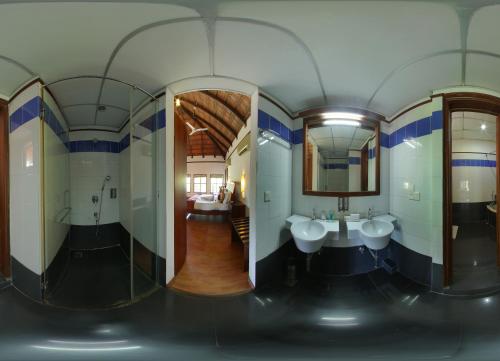 Un baño de Estuary Sarovar Premiere Poovar Island