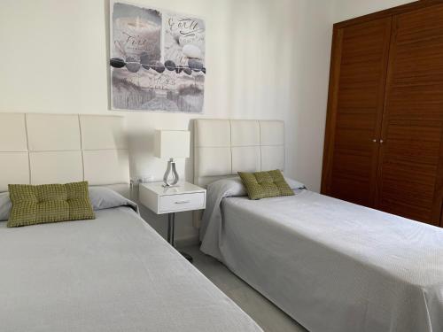 Cama o camas de una habitación en BAHIA 19 by SOM Menorca