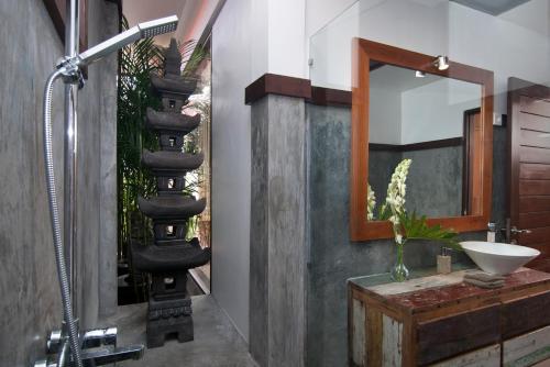 ケロボカンにある2BR Villa Michelle - Minggu Villasのシャワー、洗面台、鏡を備えたバスルーム