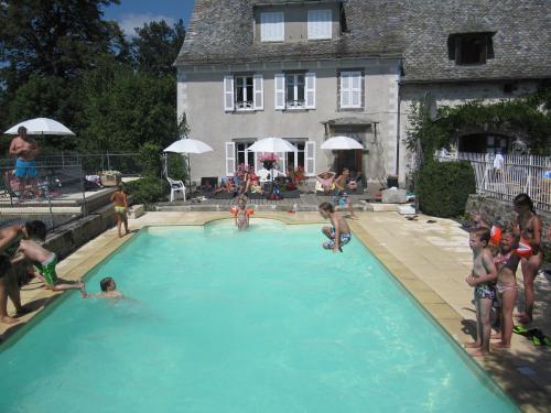 Bazén v ubytování Le clos de Banes nebo v jeho okolí