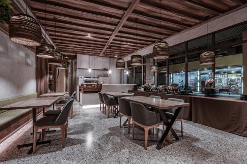 a restaurant with tables and chairs and a bar at Somer Hotel in Tainan