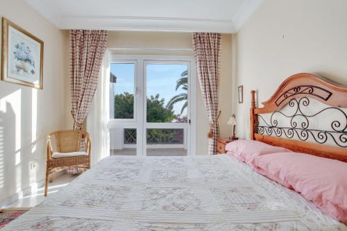 Un dormitorio con una cama grande y una ventana. en Villa Isa, en Playa Blanca