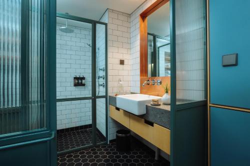 Bilik mandi di KLoe Hotel
