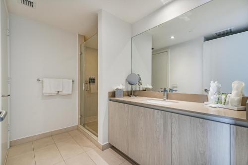 Kúpeľňa v ubytovaní Ocean front 2 bedroom Hollywood Beach Resort 29th floor
