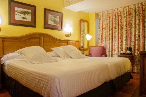  Hotel Ski Plaza & Wellness -  Room  picture :   Minibar    Bath    Safety deposit box                           