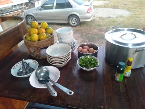 una mesa con una olla y algo de comida en ella en Sleep & fishing Pua, en Nan
