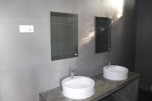 a bathroom with two sinks and a mirror at Hotel Paradiso, in Unawatuna