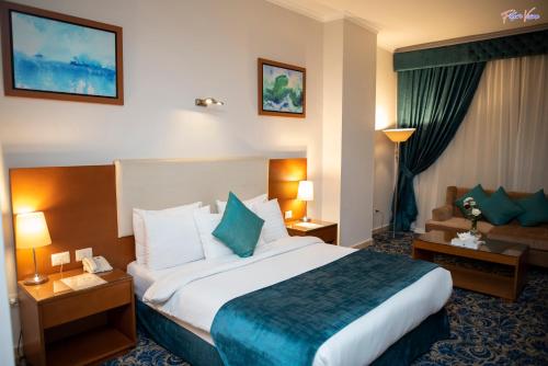Postel nebo postele na pokoji v ubytování Rehana Plaza Hotel