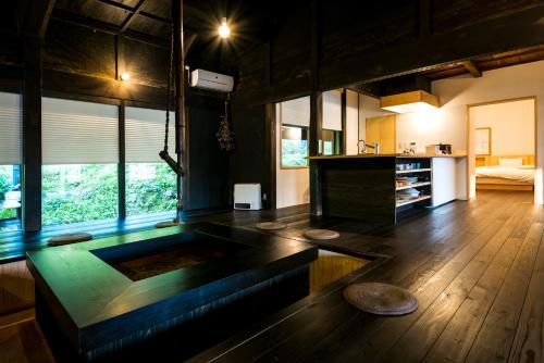 um quarto com uma banheira no meio de um quarto em Setouchi Cominca Stays Hiroshima Chojaya em Shōbara