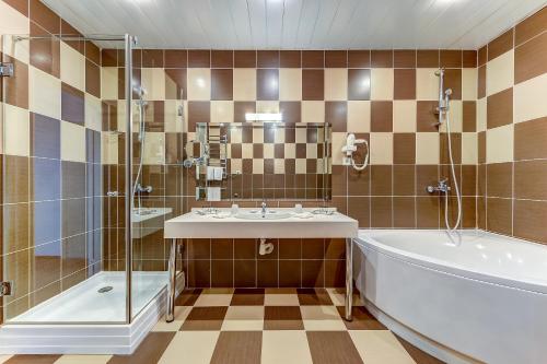 A bathroom at Aquarium Hotel