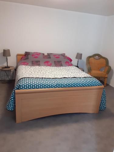 - une chambre avec un grand lit et un cadre en bois dans l'établissement 