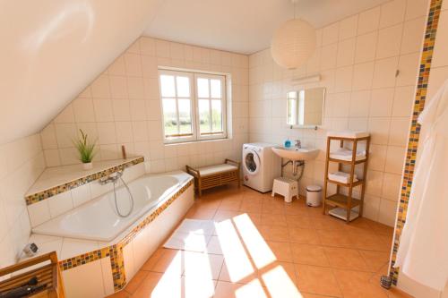 ein Badezimmer mit Badewanne und Waschbecken in der Unterkunft Ferienhaus Iris in Zempin