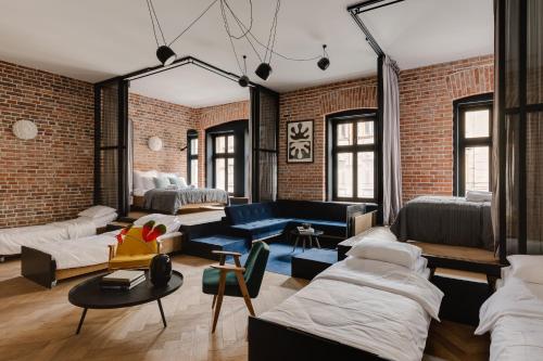 uma sala de estar com paredes de tijolos e um sofá azul em LaRry BirD !! 93 m Apartment z Sauną em Cracóvia