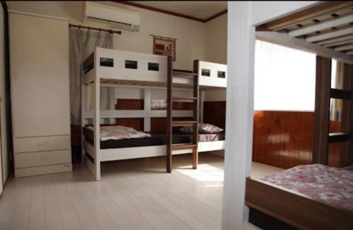 Guesthouse UNILA tesisinde bir ranza yatağı veya ranza yatakları