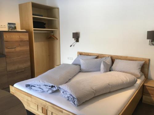 een bed met kussens in een kamer bij Appart ÖtztAlpin in Längenfeld