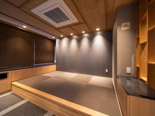 a room with a empty floor with a window at Super Hotel Premier Saitama Higashiguchi in Saitama