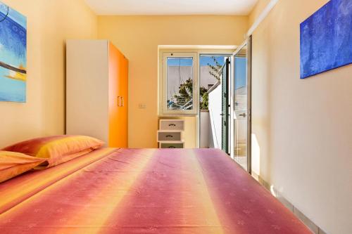 una camera con un grande letto in legno di Casa Mya by BarbarHouse a Lido Marini