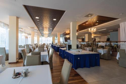 Restoran ili drugo mesto za obedovanje u objektu Riga Islande Hotel with FREE Parking