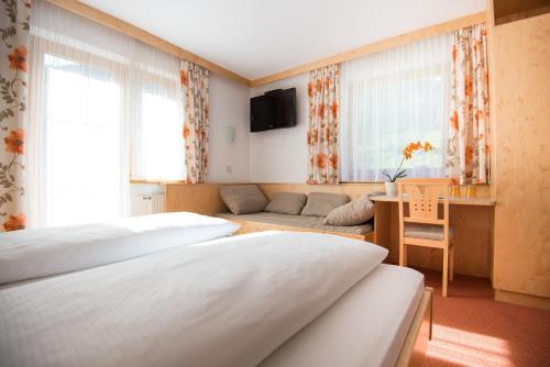 Llit o llits en una habitació de Pension Bergwelt