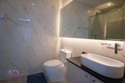 カマラビーチにあるLuxury Lagoon 1bedroom Apartmentの洗面台とトイレを備えた白いバスルーム