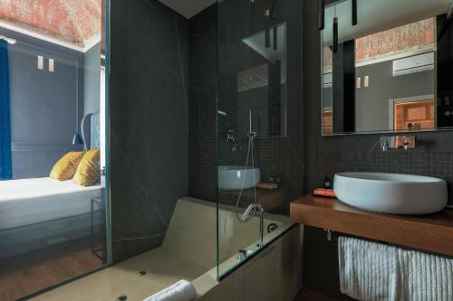 a bathroom with a sink and a mirror at Palco Noir! in Palermo