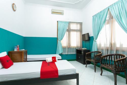 Tempat tidur dalam kamar di RedDoorz Syariah near Alun Alun Magelang Bayeman