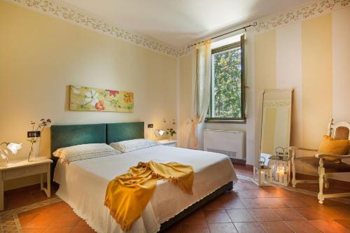 - une chambre avec un grand lit et une fenêtre dans l'établissement Olea Dei Holiday Apartments, à San Felice del Benaco