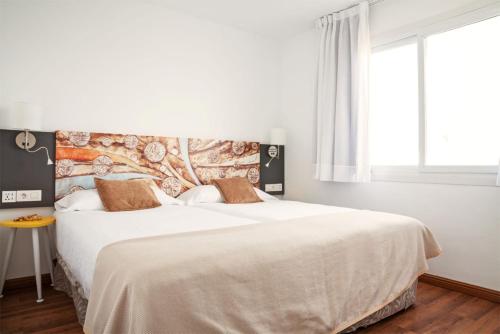Postel nebo postele na pokoji v ubytování Blue Sea Lanzarote Palm