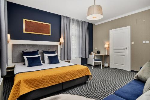 pokój hotelowy z łóżkiem i kanapą w obiekcie Hotel Villa Art Novis City Center we Wrocławiu