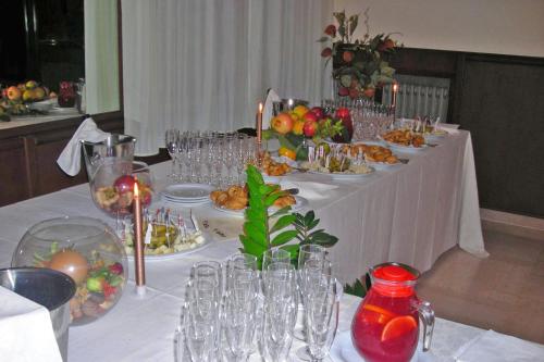 a table with plates of food and wine glasses at Villa Hotel Del Sole in Chiusi